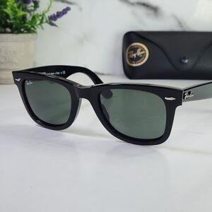 Ray-Ban Wayfarer Classic Sunglasses Black. Green Lenses, Made In Italy, Unisex